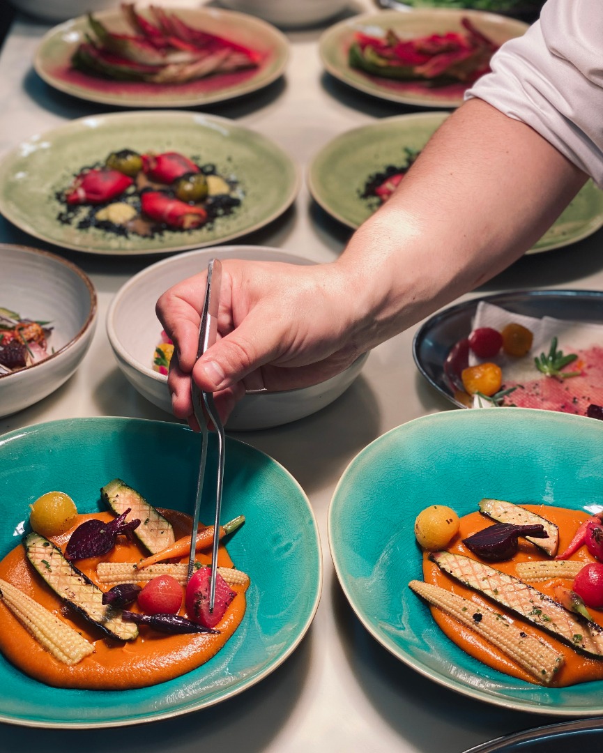 Apresentação de vários pratos coloridos, frescos e com diferentes texturas, servidos no Restaurante DOVENTO