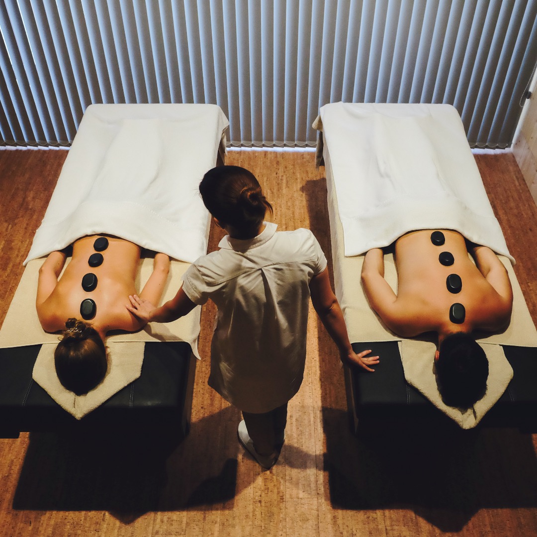 Massagem de relaxamento a dois, numa cabine de tratamento dupla do FeelViana Spa. 